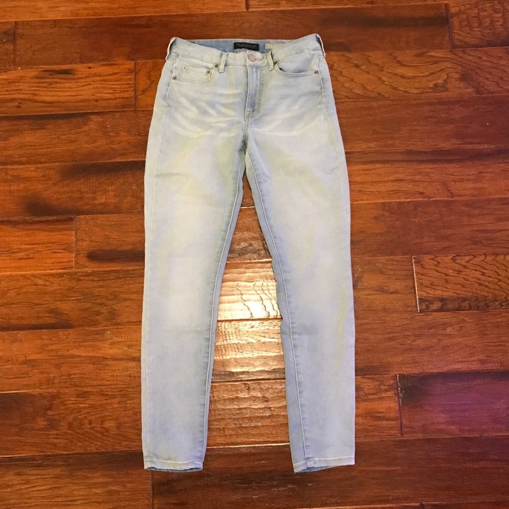 Aeropostale High Waisted Light Wash Jeans. Size 6.